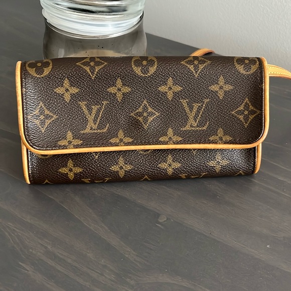 AUTHENTIC LOUIS VUITTON MONOGRAM TWIN POCHETTE CA0090 Clutch/Crossbody bag - Picture 2 of 11